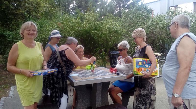 Seniorzy grają w gry planszowe na Plantach.