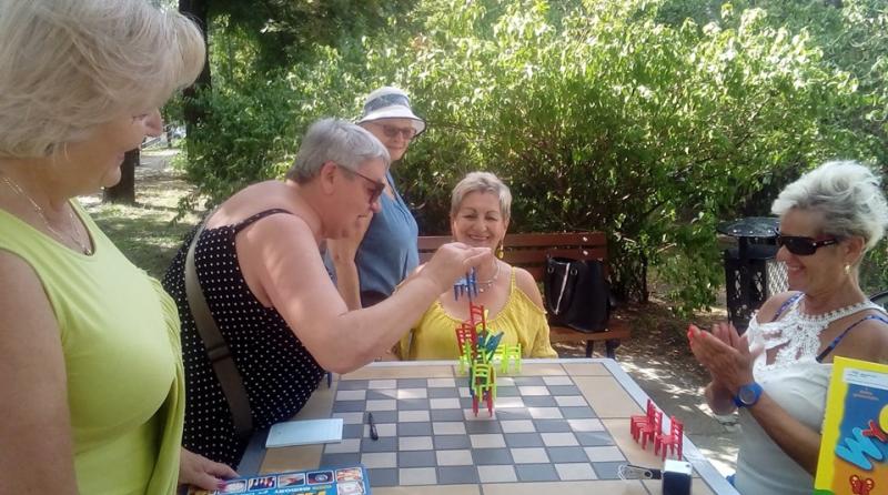 Seniorzy grają w gry planszowe na Plantach.